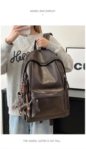 Mochila vintage de cuero PU marrón con relieve Hoog y bolsillo frontal con solapa