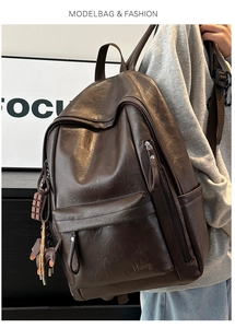 Mochila de cuero sintético marrón oscuro en modelo con textura vintage y estilo casual