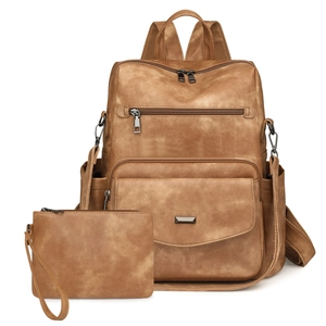 Detalle del conjunto de mochila vintage en cuero marrón con cremalleras y estuche