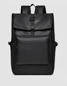 Vue de face du sac à dos noir imperméable pour ordinateur avec fermeture à boucle