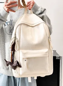 Detalle de la mochila de cuero PU crema con logo Hoog y colgante de teckel