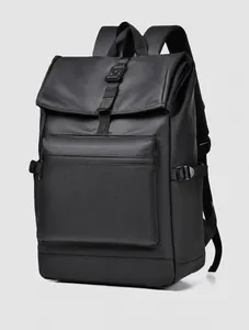 Vue détaillée du sac à dos en nylon noir imperméable avec fermeture à boucle métallique