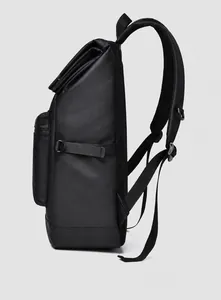 Détail de vue latérale du sac à dos noir avec bretelles en mesh et boucles réglables
