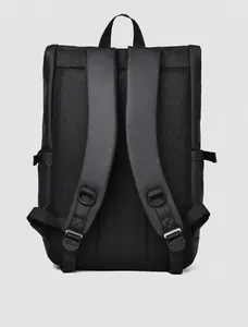 Vue détaillée du dos du sac à dos avec rembourrage en mesh et bretelles ergonomiques