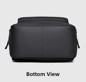 Vue détaillée du fond renforcé et du tissu en nylon durable du sac à dos noir en gros plan