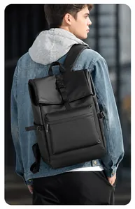 Vue extérieure montrant la coupe ergonomique et la texture étanche du sac à dos noir