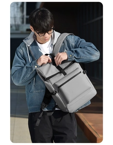 Gros plan d'un sac à dos gris imperméable avec boucle noire et détails de fermeture éclair