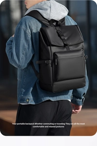 Vue extérieure d'un sac à dos noir étanche avec rabat supérieur et boucles de serrage