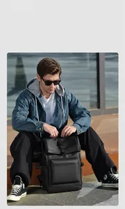 Détail d'un sac à dos noir minimaliste avec boucle en métal et sangles de réglage