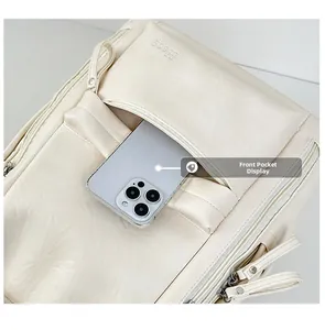 Primer plano del bolsillo frontal de una mochila de cuero crema con un smartphone