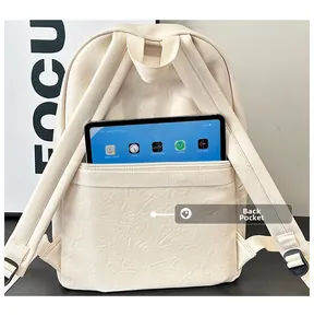 Detalle de mochila de cuero crema con bolsillo antirrobo trasero para guardar tableta