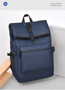 Détails du sac à dos imperméable bleu marine avec fermeture par boucle métallique