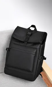 Détails du sac à dos d'affaires noir imperméable sur un canapé montrant la texture et sangles