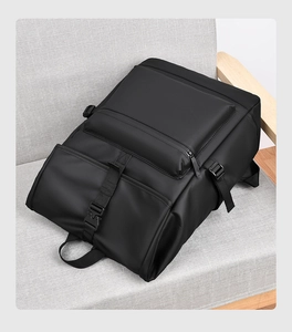 Détail du sac à dos professionnel en nylon mat imperméable avec boucle sur un canapé