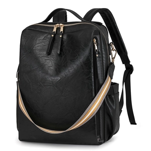 Detailansicht des schwarzen PU-Lederrucksacks mit goldenen Reißverschlüssen und Webband