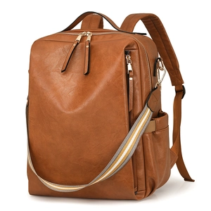 Detailansicht brauner PU-Lederrucksack mit goldener Hardware und Web-Schultergurt