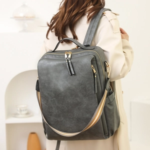 Detailansicht der dunkelgrauen PU-Leder-Rucksacktasche mit Vintage-Struktur und Reißverschlüssen