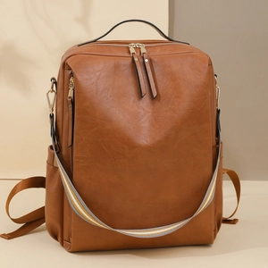 Details des braunen PU-Lederrucksacks im Vintage-Stil mit Seitentaschen und Streifen
