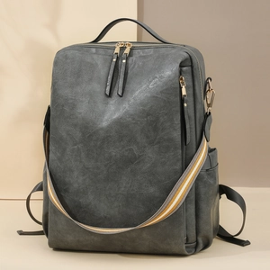 Detailansicht des dunkelgrauen PU-Leder-Rucksacks mit gestreiftem Canvas-Gurt