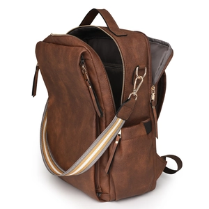 Detailansicht eines braunen PU-Rucksacks mit gestreiftem Gurt und mehreren Taschen