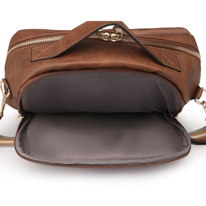 Draufsicht auf Vintage-PU-Rucksack mit grauem Innenfutter und goldenen Reißverschlüssen