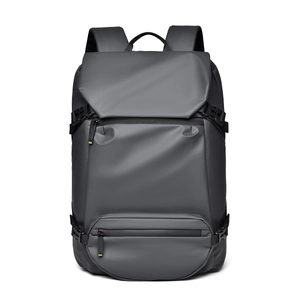 Détails des fermetures éclair étanches et des compartiments de ce sac à dos de bureau gris