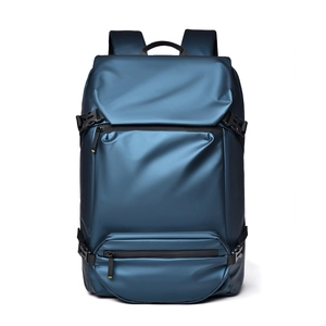 Vue détaillée d'un sac à dos imperméable bleu foncé avec rabat et boucles en plastique