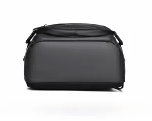 Vue détaillée du bas du sac à dos noir avec tissu imperméable et mesh respirant