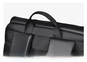 Détail de la poignée haute densité et des bretelles rembourrées sur sac à dos étanche