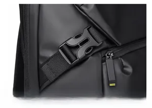 Détail de la boucle et du tissu imperméable mat sur le sac à dos d'affaires noir