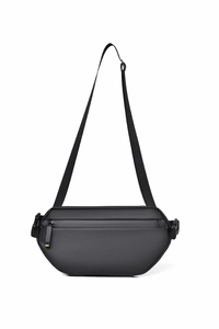 Détail d'un sac de poitrine noir mat imperméable avec sangle réglable et boucle robuste