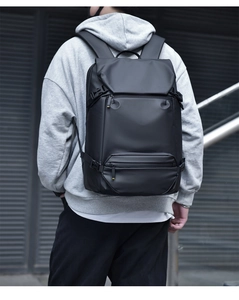 Détail du sac à dos d'affaires noir imperméable montrant les sangles latérales et boucles