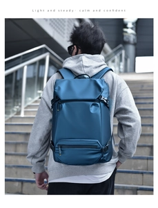 Gros plan des bretelles rembourrées en nylon résistant pour un sac à dos urbain