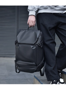 Détail du sac à dos noir mat imperméable avec boucles latérales pour le voyage
