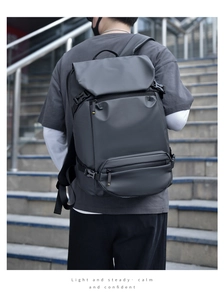Détails du sac à dos imperméable gris foncé avec boucles latérales et bretelles aérées
