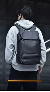 Homme portant un grand sac à dos noir tactique avec fermetures éclair étanches pour voyage