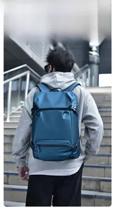 Photo extérieure du grand sac à dos imperméable bleu marine avec sangles réglables
