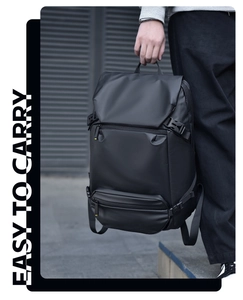 Détail du sac à dos noir mat imperméable avec fermeture à rabat et sangles utilitaires