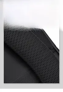 Détail du rembourrage en maille respirante sur les bretelles du sac à dos pour l'air