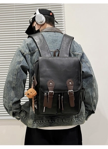 Rückansicht von Herren Rucksack aus schwarzem PU-Leder mit Schnallen und Bären-Anhänger