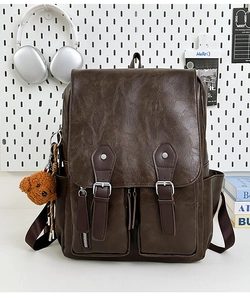 Detailansicht brauner Vintage-PU-Leder-Rucksack mit Schnallen und kleinem Bären-Anhänger