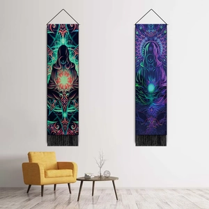 Arazzi decorativi minimalisti con figure di meditazione e eleganti nappe nere