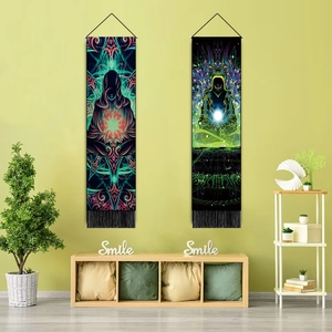 Dettaglio di arazzi da meditazione con motivi psichedelici e nappe nere decorative