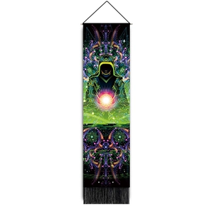 Arazzo verticale con figura da meditazione, motivi mandala e nappine nere decorative