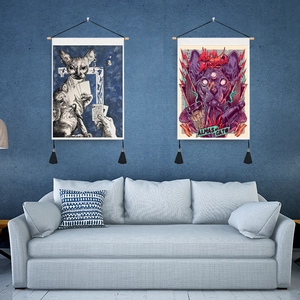 Mystisches Sphinx-Katzen-Wandteppich-Set mit Holzstange und Quaste an dunkelblauer Wand