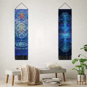 Vertikale Meditations-Wandteppiche mit heiliger Geometrie und schwarzen Quasten an weißer Wand