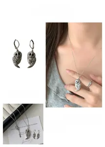 Vue détaillée de l'ensemble de bijoux chouette en argent rétro avec plumes gravées