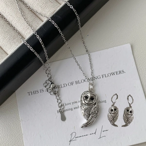 Détails du collier pendentif et boucles d'oreilles chouette argentée au style rétro