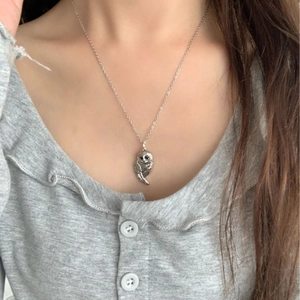 Collier pendentif hibou argenté rétro avec texture de plumes et gravure en relief