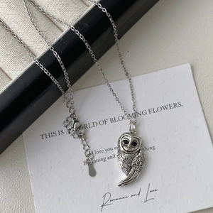 Détails du pendentif hibou argenté vintage avec textures de plumes et yeux noirs ciselés